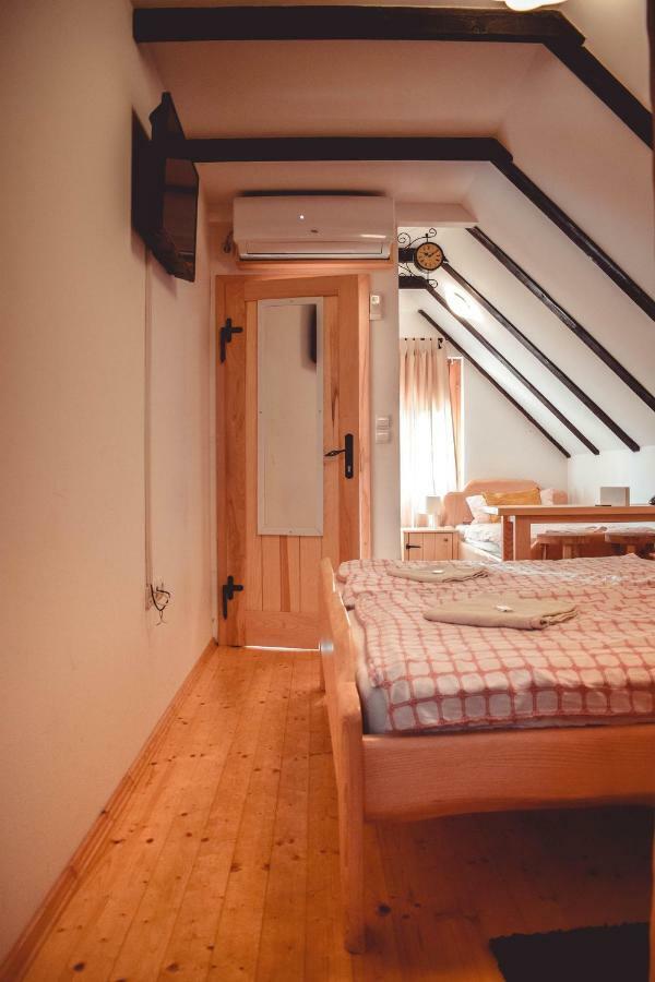 Sobe Na Vinskoj Cesti Zmajevac Apartamento Exterior foto